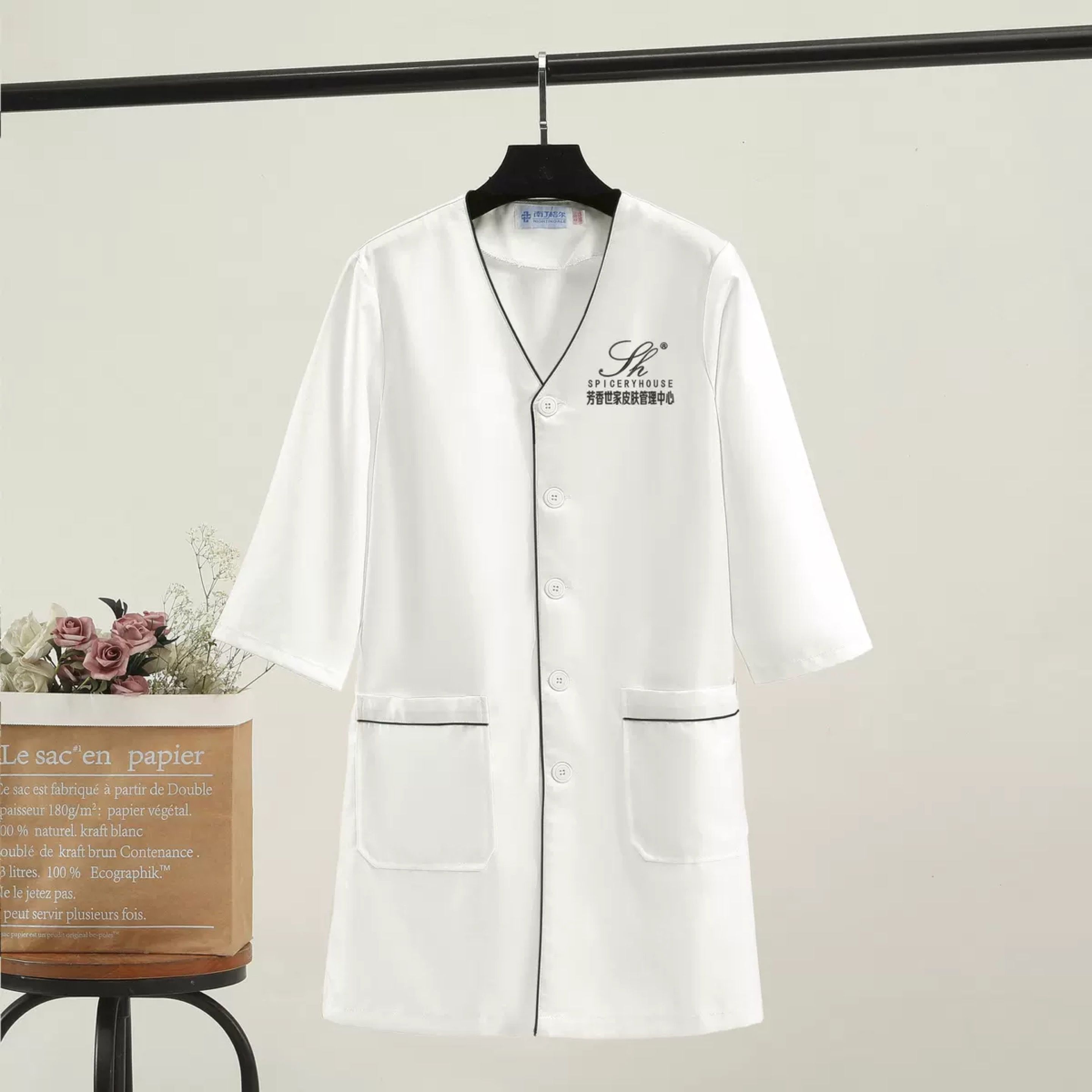 ホワイトプラスサイズサロングルーミング服白衣ロゴ黒ショート美 - Medical Lab Logo のレビューと価格