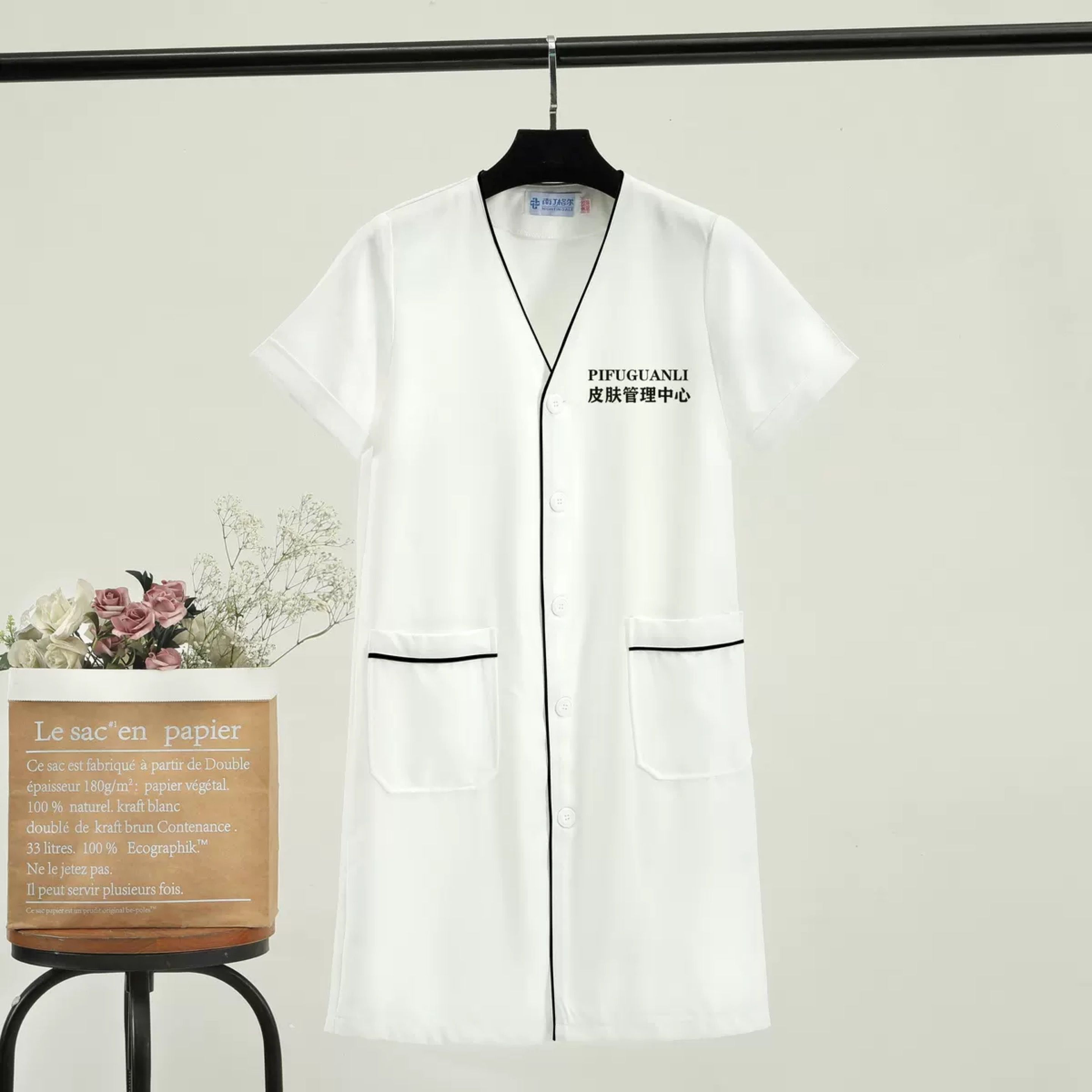 ホワイトプラスサイズサロングルーミング服白衣ロゴ黒ショート美 - Medical Lab Logo のレビューと価格